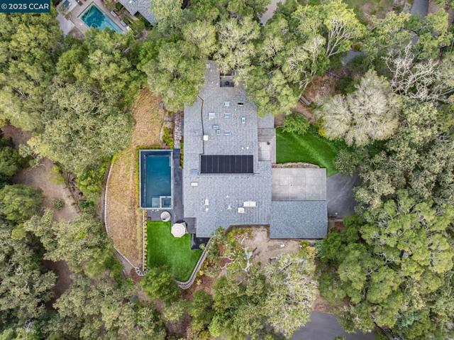 8 Oak Arbor Rd, Orinda CA: https://media.crmls.org/mediaz/92006686-dc15-4e40-b2a8-01a3730baeaf.jpg