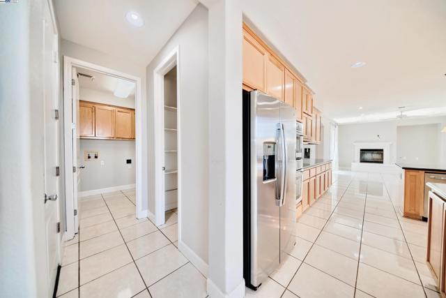 1069 Dry Creek Ct, Lathrop CA: https://media.crmls.org/mediaz/9200ae75-f865-4b8e-a8b7-e449aebb94de.jpg