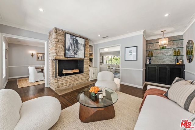2107 Coldwater Canyon Drive, Beverly Hills CA: https://media.crmls.org/mediaz/9200fd43-fc9e-44e0-b825-912c95e828bf.jpg