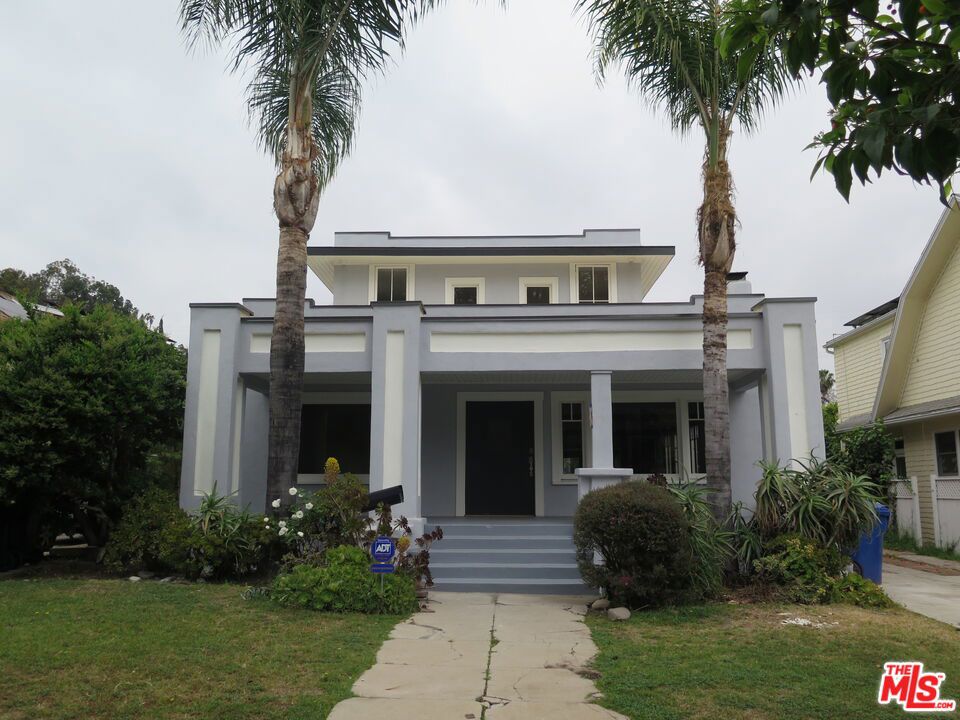 1922 N TAFT Avenue
