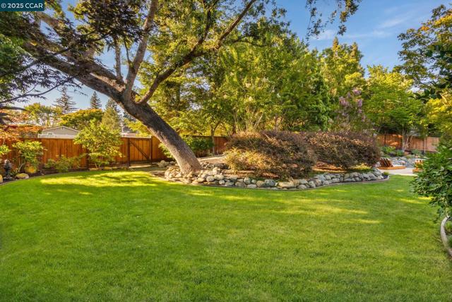 9 Saint Andrews Pl, Alamo CA: https://media.crmls.org/mediaz/920145b3-6ef5-4e3b-98b6-ba7aaf6e14c6.jpg