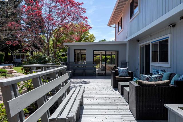 310 Trestle Glen Ct, Walnut Creek CA: https://media.crmls.org/mediaz/92020017-e708-4775-bc9a-2d7a1ef38c13.jpg