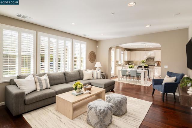 5617 Evolene St, Danville CA: https://media.crmls.org/mediaz/92020579-3f5e-4ee3-b67b-839262ea66dd.jpg
