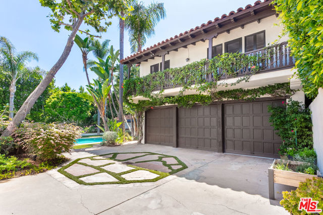 627 N Alta Drive, Beverly Hills CA: https://media.crmls.org/mediaz/92039fd8-76ae-425d-9049-3e9ce5957be3.jpg