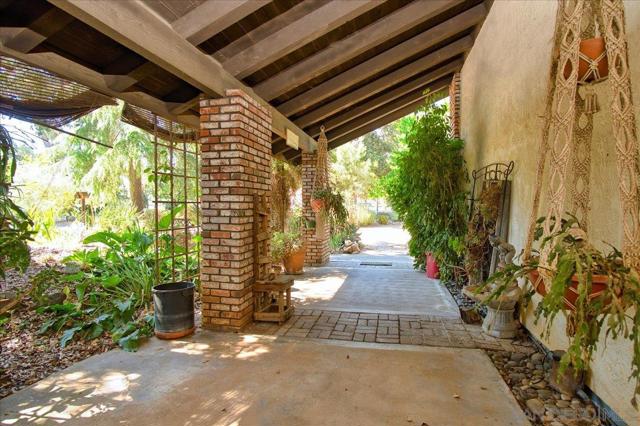 24903 Oakana Rd, Ramona CA: https://media.crmls.org/mediaz/9204f39c-4396-4d25-85cf-526f233e557d.jpg