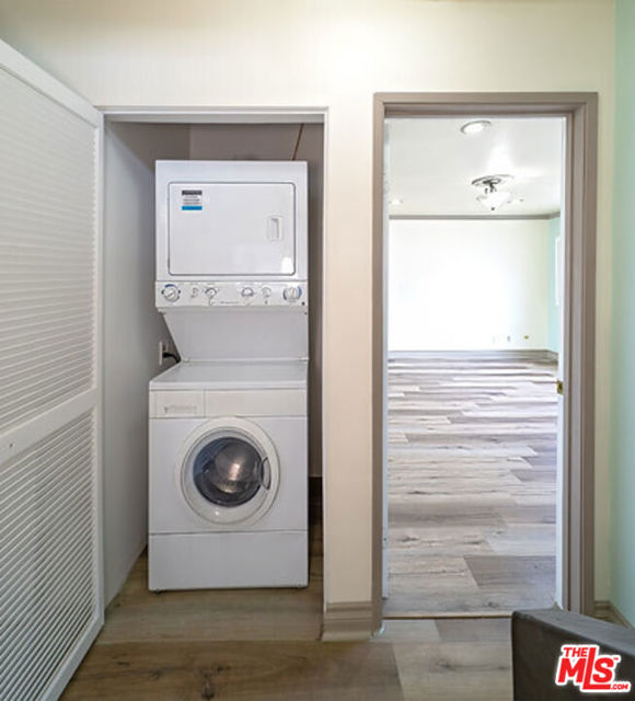 18433 Hatteras Street, Tarzana CA: https://media.crmls.org/mediaz/92051660-68ab-405e-a5ea-1b8af40ac74b.jpg