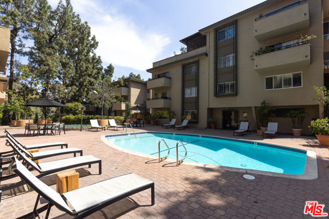 6708 Hillpark Drive, Los Angeles CA: https://media.crmls.org/mediaz/92055b51-a6b9-4d0e-912f-8dab95f45463.jpg