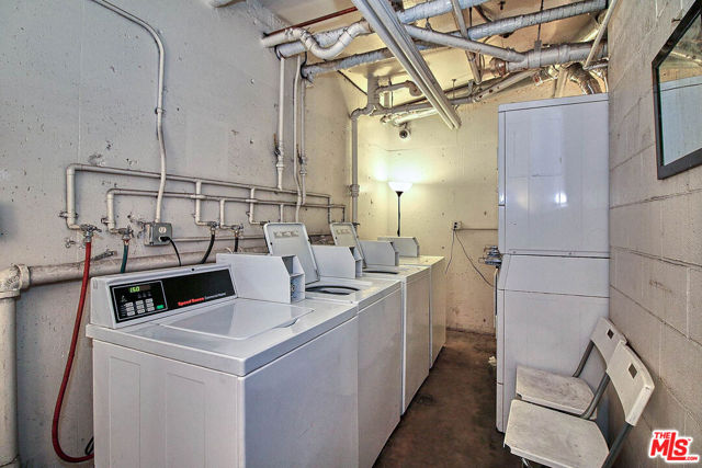 400 S La Fayette Park Place, Los Angeles CA: https://media.crmls.org/mediaz/92069638-60e2-4288-92a0-e02db82775c8.jpg