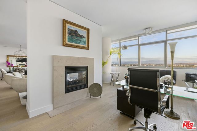 13650 Marina Pointe Drive, Marina del Rey CA: https://media.crmls.org/mediaz/9206b4cc-2718-408e-851b-63d7a40f67b1.jpg