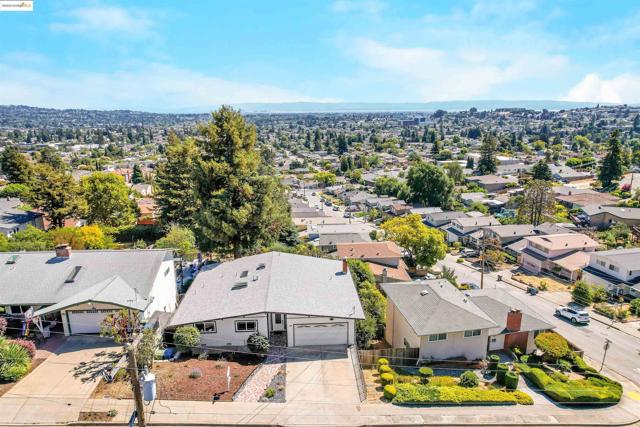 4329 Lawrence Dr, Castro Valley CA: https://media.crmls.org/mediaz/9206ebdc-cd66-4c03-b7bd-b99ab6bcfef8.jpg