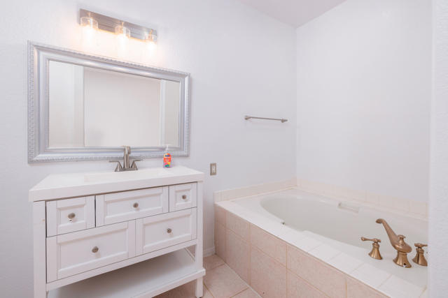40670 Posada Court, Palm Desert CA: https://media.crmls.org/mediaz/92073379-ab15-4e6d-bf8b-02bd1cef2693.jpg