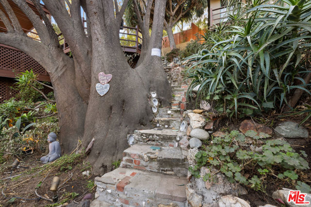 400 W Avenue 42 Avenue, Los Angeles CA: https://media.crmls.org/mediaz/92081adf-1940-4354-97cd-67e5a8f9849a.jpg