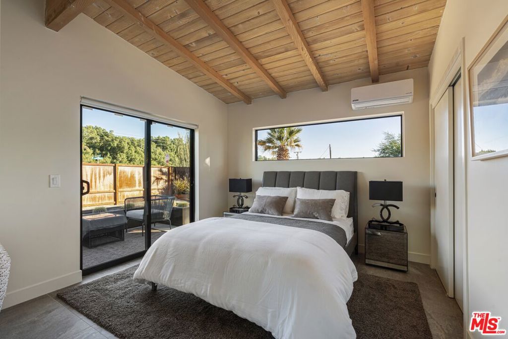 https://media.crmls.org/mediaz/92088c54-a6da-451e-850b-d70afbe19bae.jpg?preset=X-Large