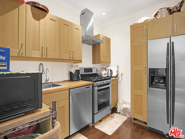 3148 W 11th Street, Los Angeles CA: https://media.crmls.org/mediaz/92092708-f60d-4d1c-b053-9e599297353d.jpg