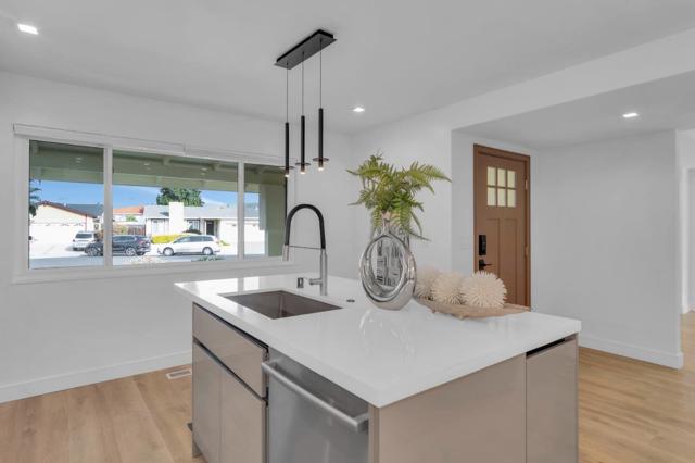 2921 Daisy Court, Union City CA: https://media.crmls.org/mediaz/92094120-1824-429b-8470-f29cf9a4d32a.jpg