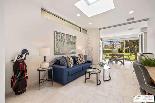 207 Desert Lakes Drive, Palm Springs CA: https://media.crmls.org/mediaz/92094b98-094c-46e4-9a0e-111566097dca.jpg