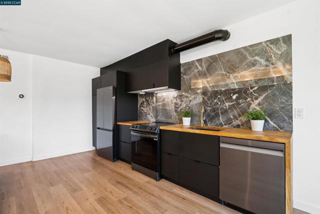 5915 ALHAMBRA AVE, Oakland CA: https://media.crmls.org/mediaz/92099a80-3076-4113-9346-adb3bca688ce.jpg