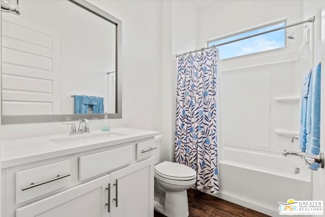 Guest bathroom with tub/shower