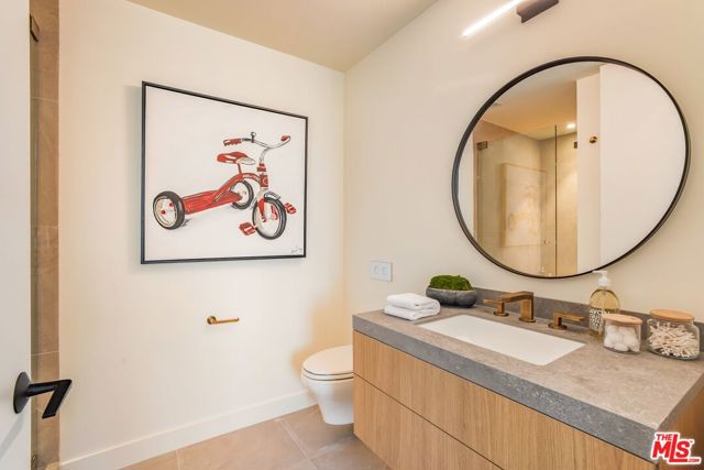 919 1/2 Hilldale Avenue, West Hollywood CA: https://media.crmls.org/mediaz/920a207f-ecbf-4f55-9265-d80f6eaef48d.jpg