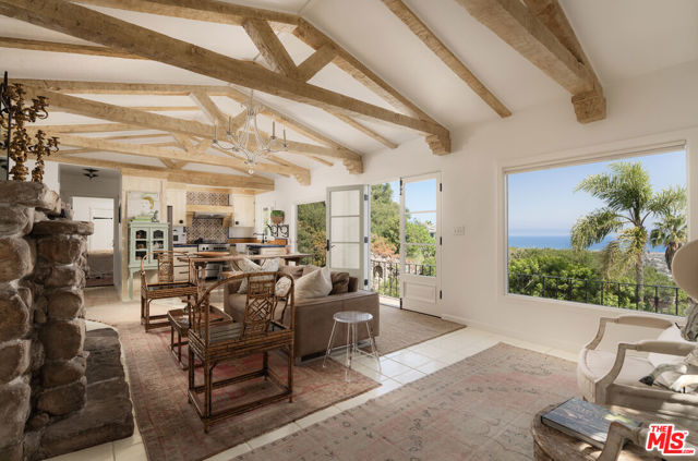 15 Loma Media Road, Santa Barbara CA: https://media.crmls.org/mediaz/920af879-8fc5-4fe0-bb04-20ad1e8eb889.jpg