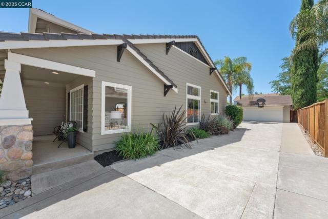 3075 Shiles Loop, Brentwood CA: https://media.crmls.org/mediaz/920be47a-8f90-4f01-8e47-cfb735214446.jpg