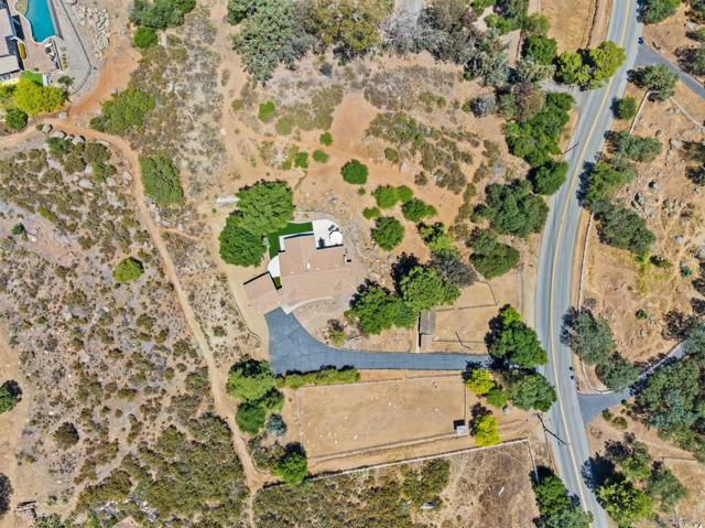2686 Via Viejas, Alpine CA: https://media.crmls.org/mediaz/920c82e0-fc4e-4966-b8a9-13972a194e2b.jpg