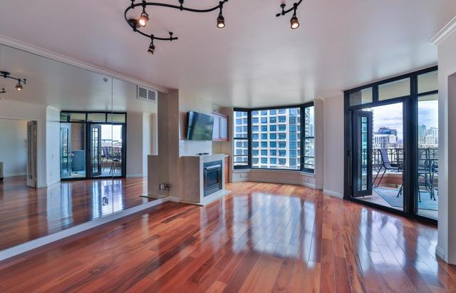 500 W Harbor Dr, San Diego CA: https://media.crmls.org/mediaz/920d4e02-0141-4b81-81e3-d7073e24c074.jpg