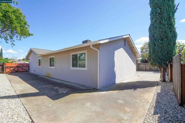 81 Pioneer Ct, Oakley CA: https://media.crmls.org/mediaz/920e5658-e849-450f-b97c-59850f59f99d.jpg