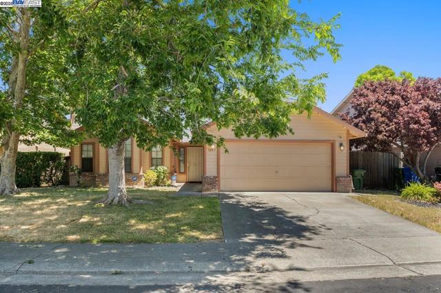 5917 Pine Vista Way, Elk Grove CA: https://media.crmls.org/mediaz/920e8029-0f2f-486e-b762-33379d0fd3e2.jpg