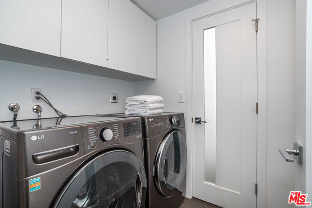 410 S Barrington Avenue, Los Angeles CA: https://media.crmls.org/mediaz/920efe65-d5b3-417e-8c3e-a6d23d9a76a1.jpg