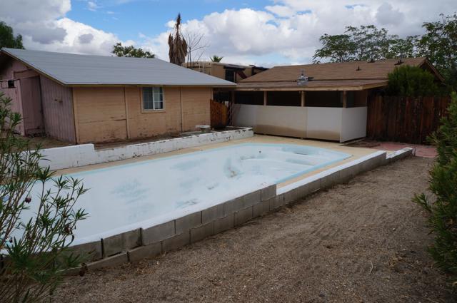 11022 West Drive, Morongo Valley CA: https://media.crmls.org/mediaz/920f0454-c29b-45f3-a0ab-123bca0340e7.jpg