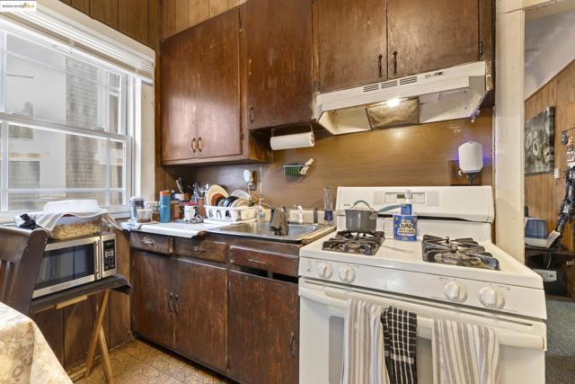 553 34Th St, Oakland CA: https://media.crmls.org/mediaz/920fa807-c96c-4665-ac1c-5f34acf2117c.jpg