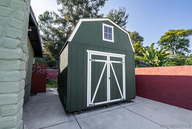 Storage Barn conveys with property