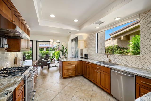 44837 Oro Grande Circle, Indian Wells CA: https://media.crmls.org/mediaz/921126a6-1983-4c4a-850c-36cd411b3331.jpg