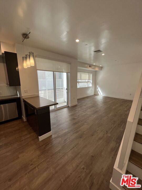 14822 Magnolia Boulevard, Sherman Oaks CA: https://media.crmls.org/mediaz/9211e3a4-ede6-4050-8c4b-2faf69111209.jpg