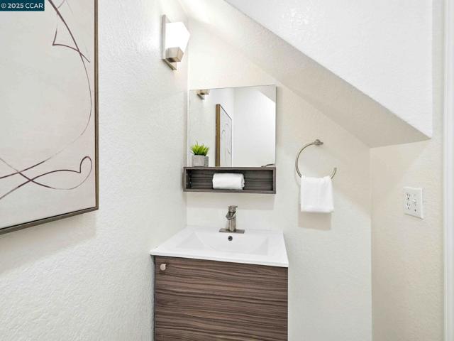 218 Jewel Ter, Danville CA: https://media.crmls.org/mediaz/9211e700-d14c-4f41-b974-b7e47995b56c.jpg