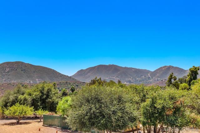 3453 Via Loma Vista, Escondido CA: https://media.crmls.org/mediaz/92130835-faaf-4e1c-bb9e-a97b0750d50b.jpg