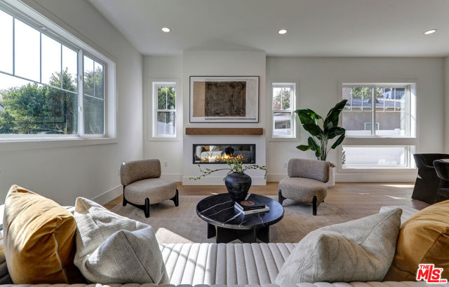 11729 Hartsook Street, Valley Village CA: https://media.crmls.org/mediaz/92136d13-bddb-449e-932e-d2832d15b554.jpg