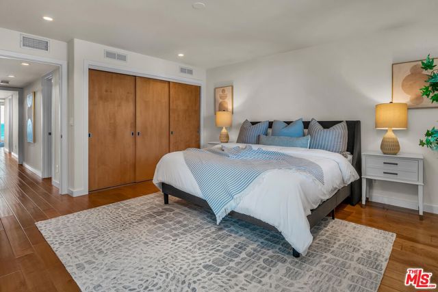 4 Lighthouse Street, Marina del Rey CA: https://media.crmls.org/mediaz/9215bd12-8cee-464d-8fb9-bdc2d6b16b58.jpg