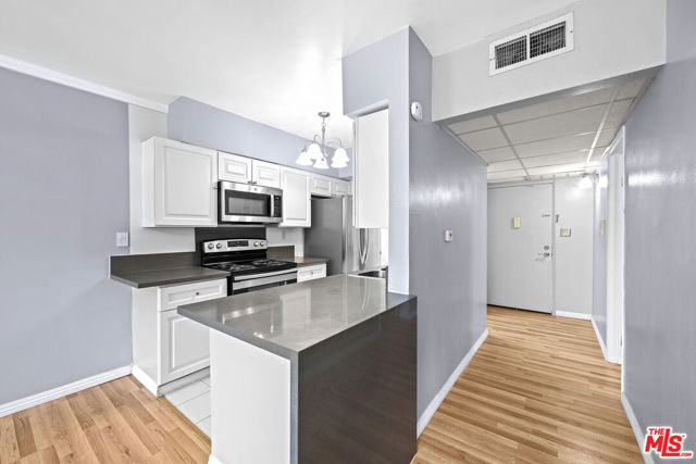 12801 Moorpark Street, Studio City CA: https://media.crmls.org/mediaz/92163923-c5ca-4419-b1fa-816207008565.jpg