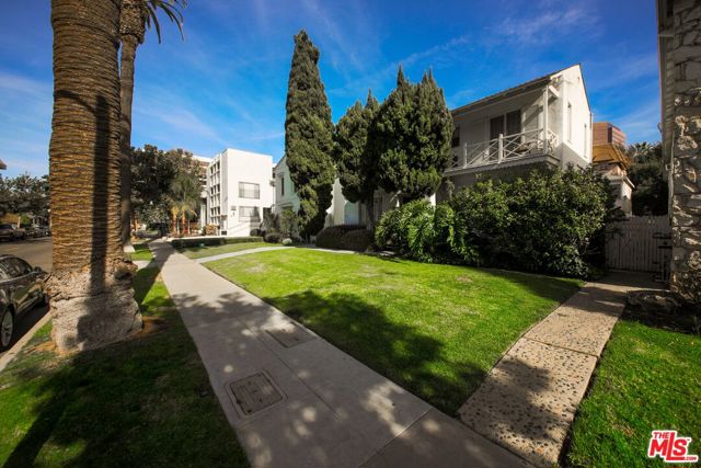 224 S Gale Drive, Beverly Hills CA: https://media.crmls.org/mediaz/92165405-fb93-4eb3-9ef1-ca6f832447a8.jpg