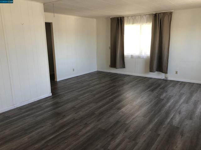 Living Room/Laminate Flooring