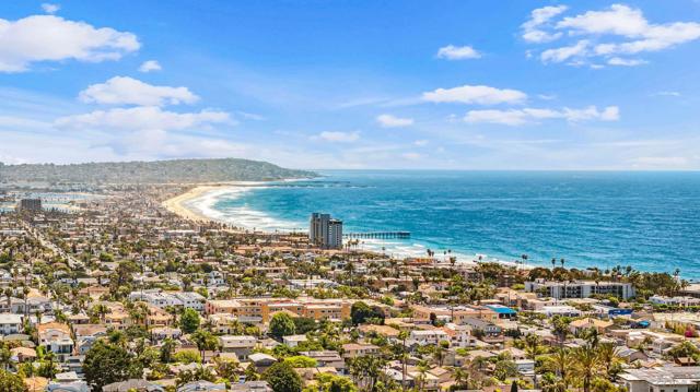 5560 Moonlight Lane, La Jolla CA: https://media.crmls.org/mediaz/921738c3-e614-436e-aa91-e9ef3651c6e8.jpg