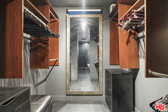 10926 Bluffside Drive, Studio City CA: https://media.crmls.org/mediaz/9218a788-e4a0-4ebc-98c5-3e84d4df3d2e.jpg