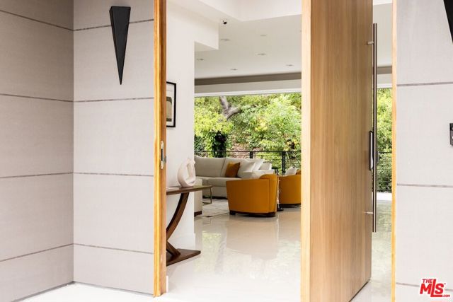 1124 Summit Drive, Beverly Hills CA: https://media.crmls.org/mediaz/9218ea34-1069-412e-961e-d144a08c28ae.jpg