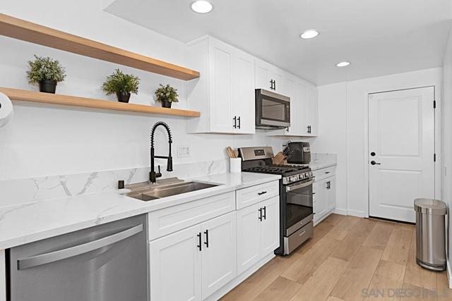 560 Deep Dell Rd, San Diego CA: https://media.crmls.org/mediaz/92194af3-7225-4ad9-adfe-60b0f6ccbb43.jpg
