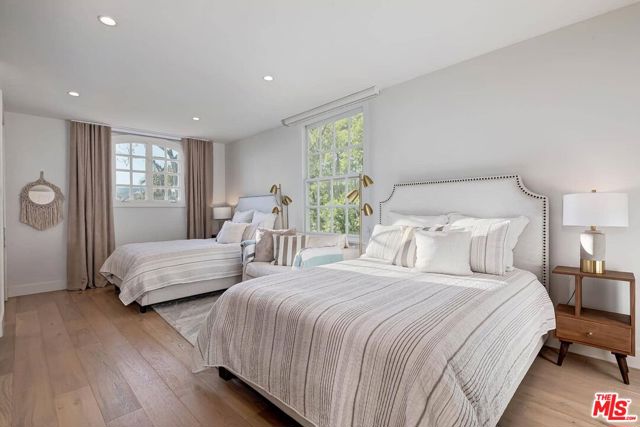2322 Canyonback Road, Los Angeles CA: https://media.crmls.org/mediaz/92196456-6e3f-4431-989d-3304d851e411.jpg