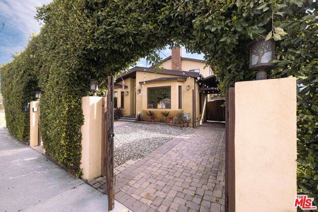 1724 S Genesee Avenue, Los Angeles CA: https://media.crmls.org/mediaz/921a2ccb-5b81-4c2b-8627-954f99947a12.jpg