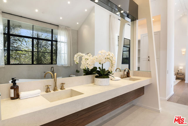 745 E Sunset Avenue, Venice CA: https://media.crmls.org/mediaz/921a4300-d2c4-4148-bbfc-3b77bb27386b.jpg