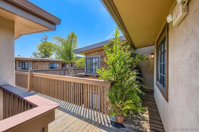 8840 Villa La Jolla Dr, La Jolla CA: https://media.crmls.org/mediaz/921ababf-d1e1-4feb-a043-54725b0d54d8.jpg